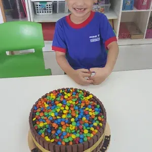 1x KitKat M&Ms Chocolate Cake @$50 (Size: 9 Inches)