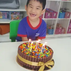 1x KitKat M&Ms Chocolate Cake @$50 (Size: 9 Inches)