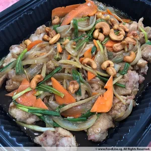 Chicken w/ Cashew Nuts •腰果鸡肉