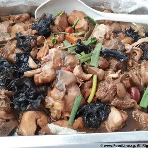 金针香菇木耳鸡 Braised Chicken w/Mushrooms & Fungus