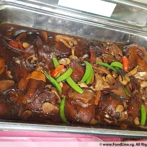 香菇甜豆焖鸭 Braised Duck w/Mushroom