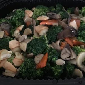 Broccoli with Braised Pacific Clam and Fatt Choy 发财鲍贝西兰花