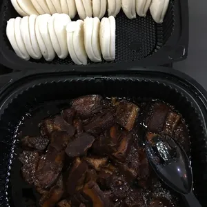 扣肉馒头 Braise Pork w/ Bun