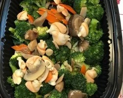 Broccoli with Braised Pacific Clam and Fatt Choy 发财鲍贝西兰花 | Customer Photo | FattyDaddyFattyMummy