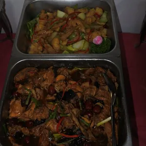 金针香菇木耳鸡 Braised Chicken w/Mushrooms & Fungus