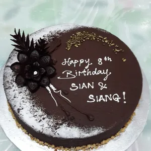 1x Signature Choc Etoile @$32 (Weight: 20cm) (Qty of Big Candles: 1) (Qty of Small Candles: 8)
