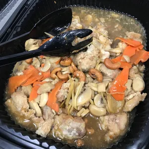 Chicken w/ Cashew Nuts •腰果鸡肉