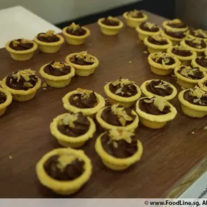 Mini Chocolate Caramel Tart (V)<i>with crushed almond</i>