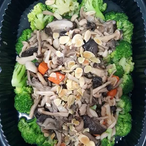 Braised Green Vegetable with Mixed Mushroom 什菇扒时蔬
