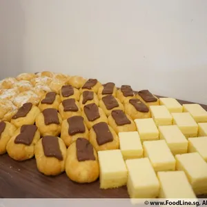 Assorted French Pastries (V)<i>chocolate éclair, cream puff, cheesecake</i>