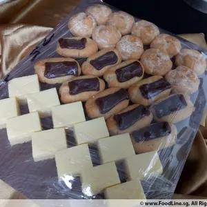 Assorted French Pastries (V)<i>chocolate éclair, cream puff, cheesecake</i>