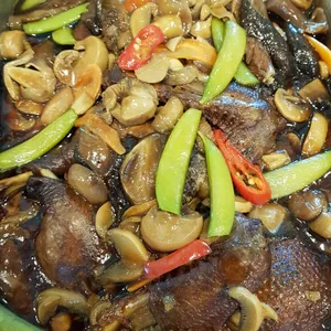 香菇烩扒鸭 Braised Duck w/ Mushroom