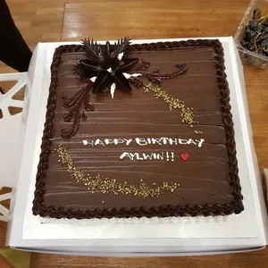 1x Signature Choc Etoile @$32 (Weight: 2.5 kg) (Qty of Big Candles: 5) (Qty of Small Candles: 8)