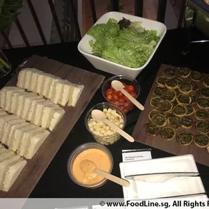 Garden Green Salad (V) <i>with choice of balsamic, thousand island or honey mustard dressing</i>