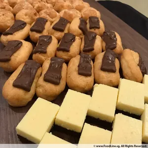 Assorted French Pastries (V)<i>chocolate éclair, cream puff, cheesecake</i>
