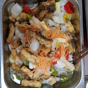 Sea bass fillet with lemon citrus sauce 金目鲈鱼片，柠檬汁