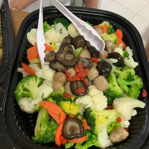 发财西兰花椰菜淋鲍鱼汁 Assorted Vegetables with Abalone Sauce and “Fatt Choy”
