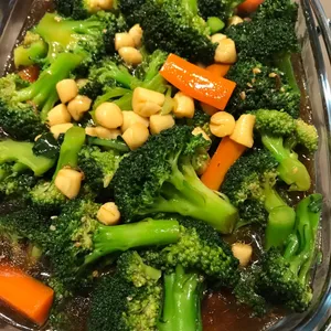 Wok-fried Baby Scallop and Broccoli <br><i>in abalone XO sauce</i>