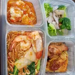 Stir-fried Wholemeal Noodles with Seafood & Assorted Greens