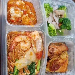 Stir-fried Wholemeal Noodles with Seafood & Assorted Greens