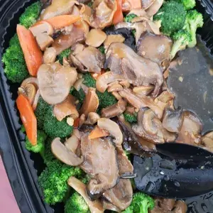 香菇西兰花 Sauteed Broccoli w/ Mushroom