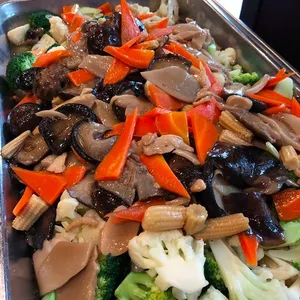 Longevity bailing mushroom with vegetables 百灵菇菜花