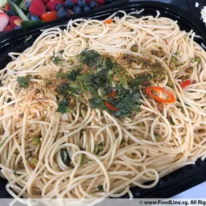 Brown Butter Spaghetti Aglio Olio (V) <i>with crushed pistachio</i>