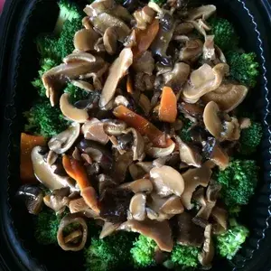 香菇西兰花 Sauteed Broccoli w/ Mushroom