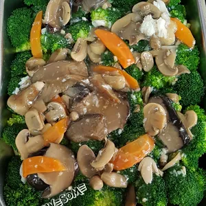 Broccoli w/ Crabmeat & Mushroom 蒜香蟹肉西兰花