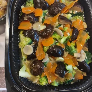 Broccoli w/ Mushroom •香菇兰花 (Chef's Recommendation)