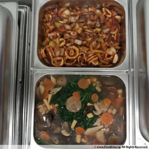 Sautéed squid in sambal dressing 招牌叁芭苏东