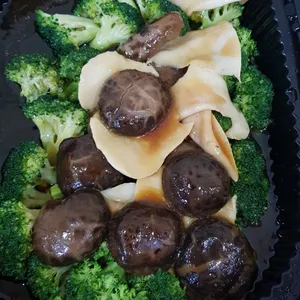 Broccoli with Abalone Mushroom 香鲍冬菇西兰花