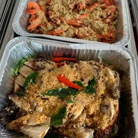 Click to see Steamed Prawn with Garlic 偏地黄金(蒜蓉蒸虾)