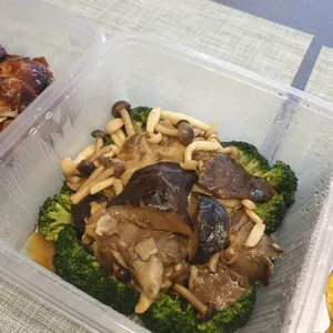 Braised King Oyster Mushroom with Black Moss and Brocoli 发财冬菇鲍鱼菇西兰花