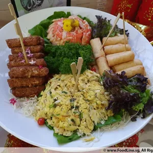 Fortune Platter (Vegetarian Spring Roll, Seafood Ngoh Hiang, Crabmeat Omelette & Salad Prawn)