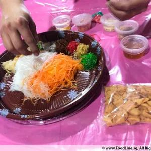 发财鱼生 Fa Cai Yu Sheng (Serves 12-15 pax per plate)