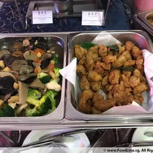 Longevity bailing mushroom with vegetables 百灵菇菜花