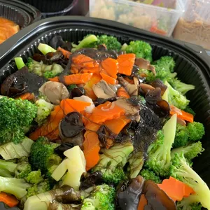 Broccoli with Fatt Choy Assorted Mixed Mushrooms - 锦上添花