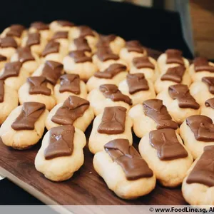 Mini Chocolate Éclair  (V) <i>with creamy custard filling</i>