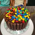 KitKat M & M Cake (Size: 6" - Approx. 6-8 pax (1kg))