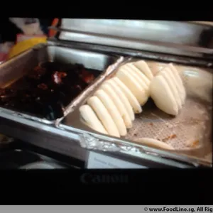 Braised Pork w/ Bun • 扣肉包(Chef's Recommended)