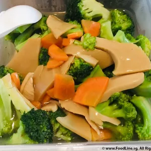Bailing Mushroom in Premium Stock With Broccoli