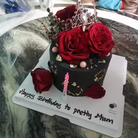 Click to see Beatrice Roses Cake (Flavour: Valrhona Chocolate) (Size: 6