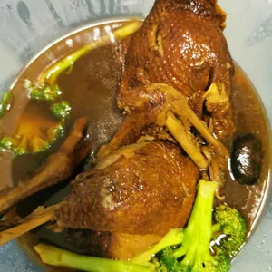 Stewed Duck With Chestnuts (Half)(4-5Person) 栗子焖鸭（半只）
