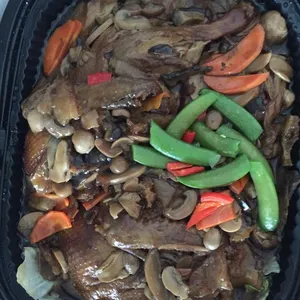 鱼鳔香菇烩扒鸭 Braised Duck w/Fish Maw & Mushroom