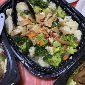 Wok Fried Broccoli with King Oyster Mushroom & Crispy Dried Conpoy 杏鲍菇芥兰花