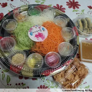 Luxurious Crispy Salted Egg Fish Skin Yu Sheng 鸿运咸蛋脆鱼皮鱼生