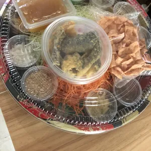Luxurious Crispy Salted Egg Fish Skin Yu Sheng 鸿运咸蛋脆鱼皮鱼生