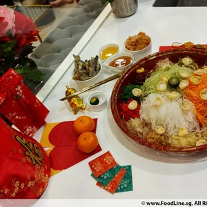 Luxurious Crispy Salted Egg Fish Skin Yu Sheng 鸿运咸蛋脆鱼皮鱼生