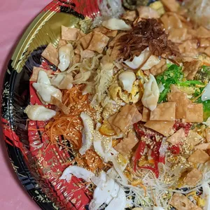 Abundant Wealth Crispy Fish Skin Yu Sheng 鸿运脆鱼皮吉祥鱼生